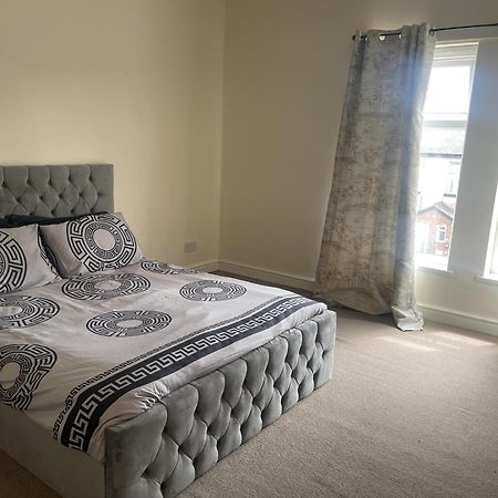 Stylish 1-Bed Apt - Sleeps 4 - Parking - Wifi Manchester Kültér fotó